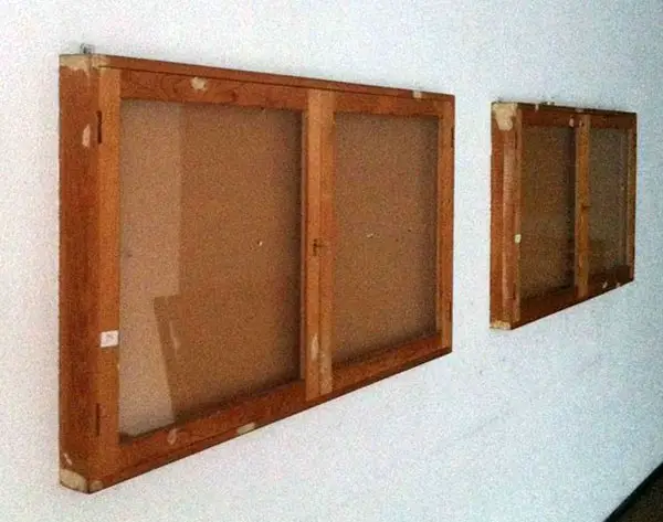 bacheca condominiale in vetro e legno